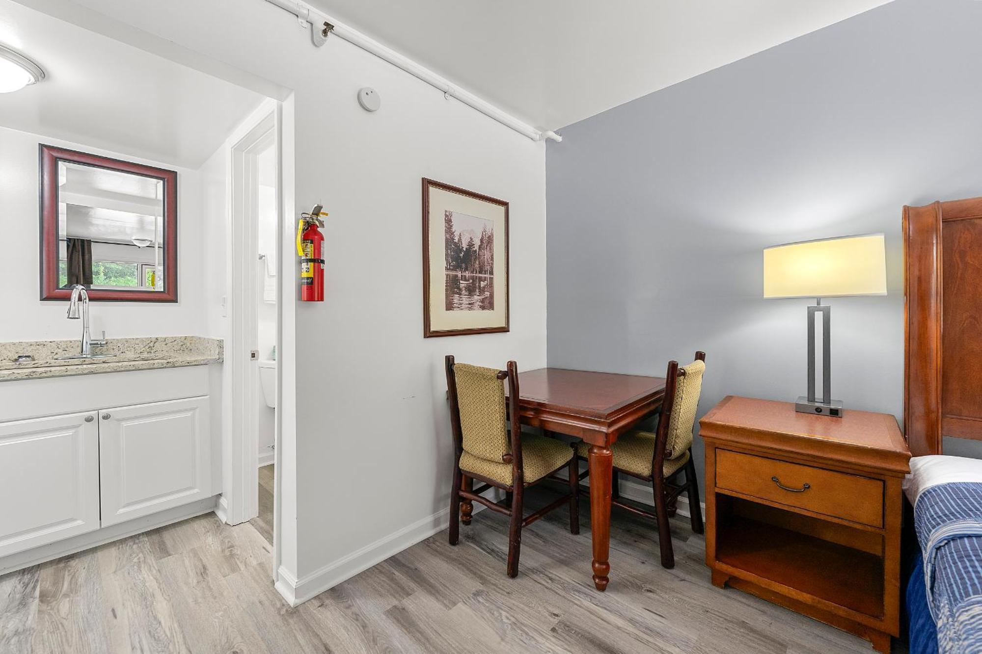 Budgetel Inn And Suites Lodge West Экстерьер фото
