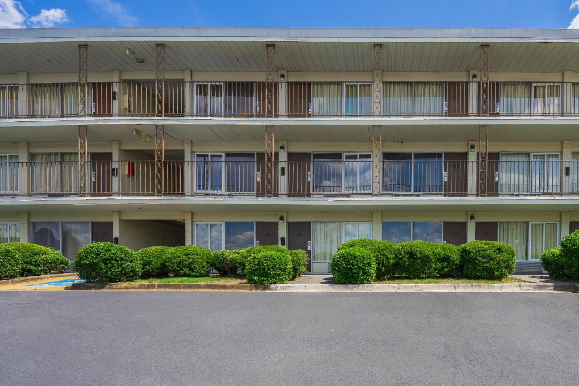 Budgetel Inn And Suites Lodge West Экстерьер фото