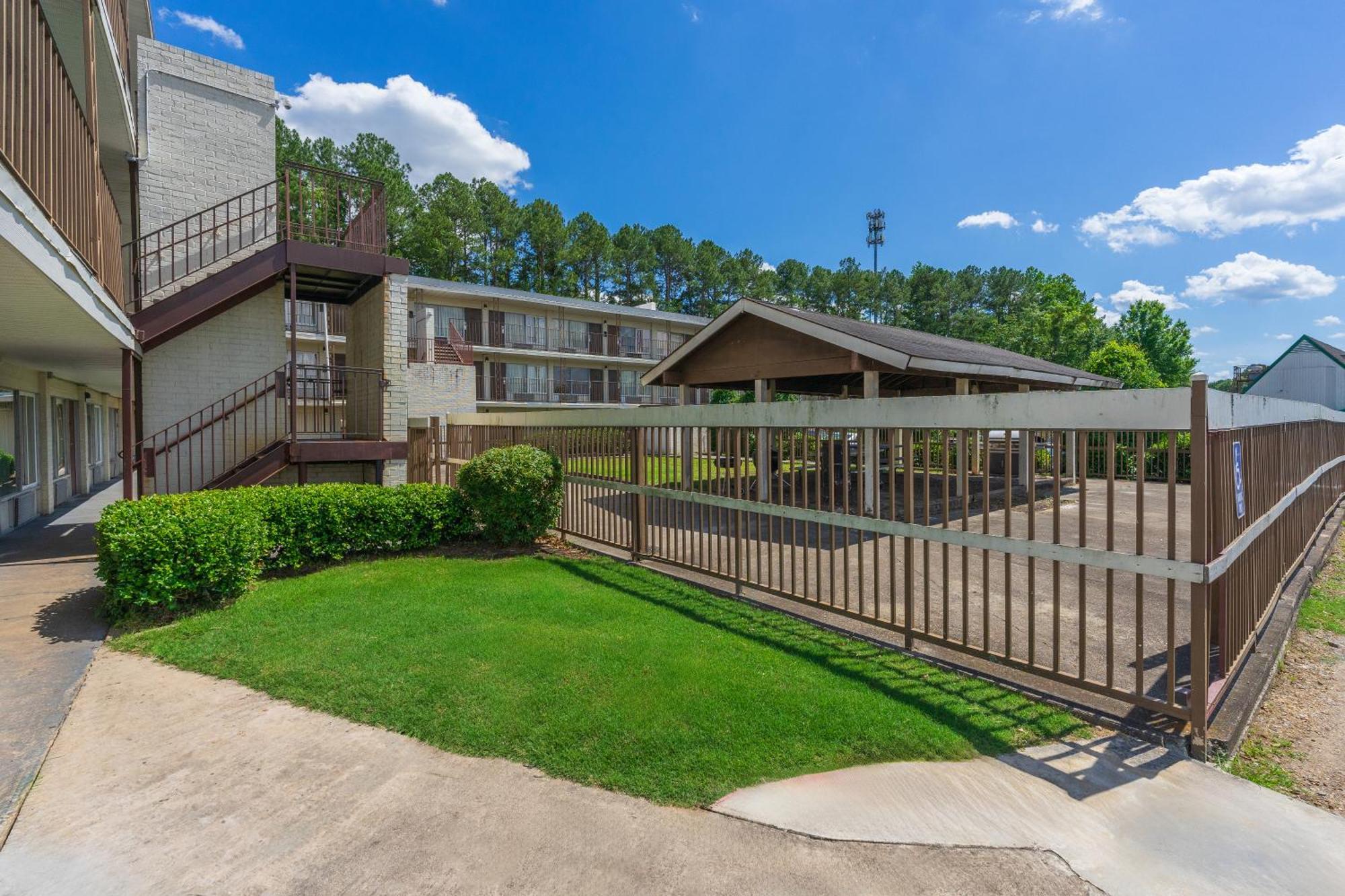 Budgetel Inn And Suites Lodge West Экстерьер фото