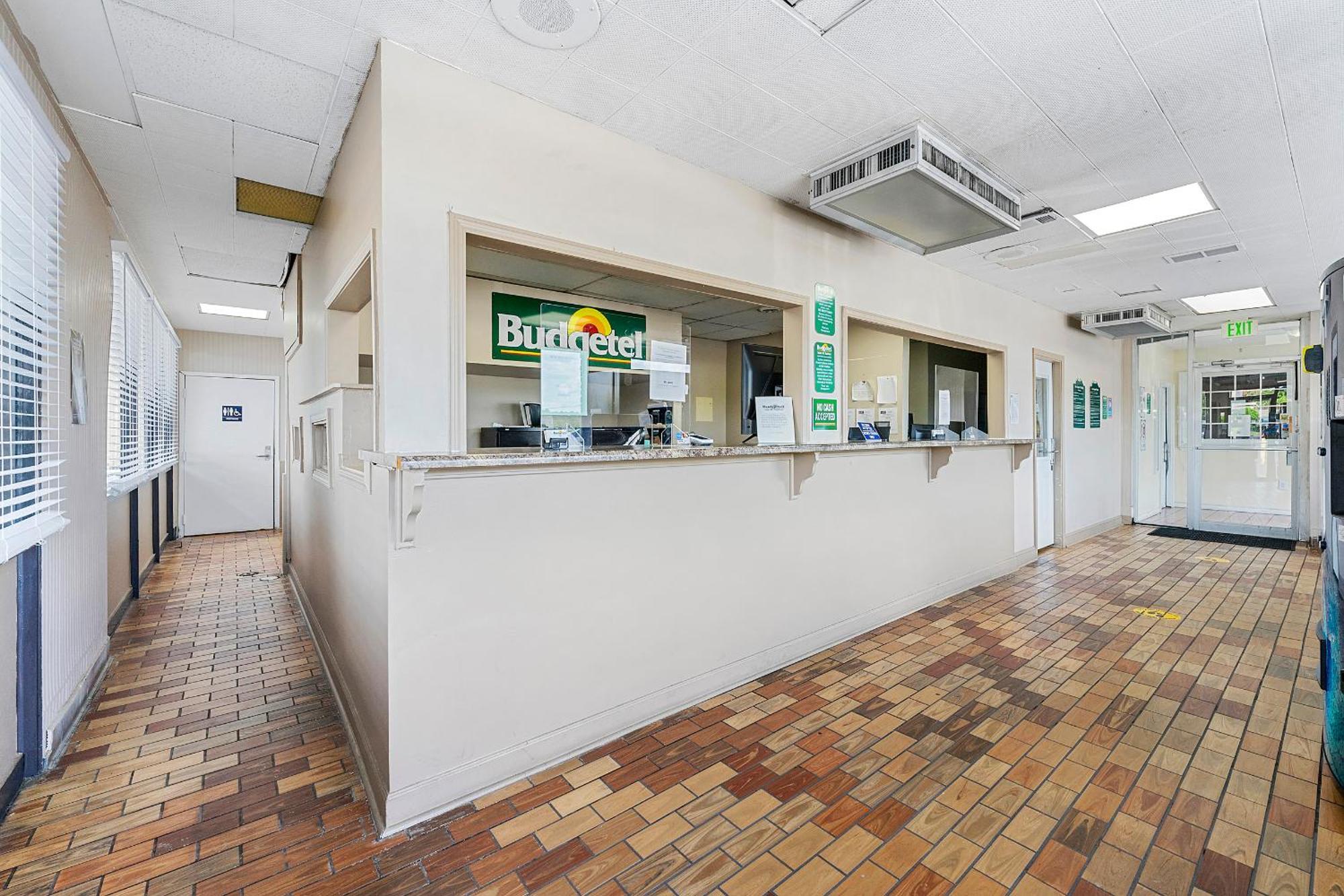 Budgetel Inn And Suites Lodge West Экстерьер фото